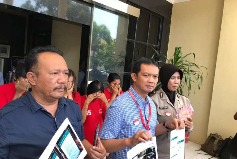 Kepolisian Resor Kota Besar (Polrestabes) Surabaya menunjukan empat orang tersangka yang terlibat dalam jual beli bayi berusia 11 bulan.