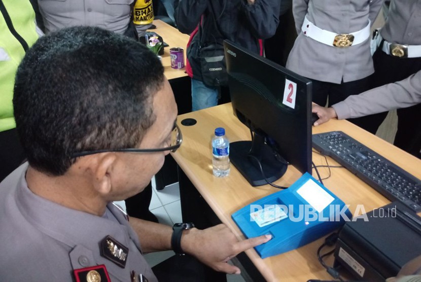 Polisi membuka layanan pembuatan Surat Izin Mengemudi (SIM) secara online 