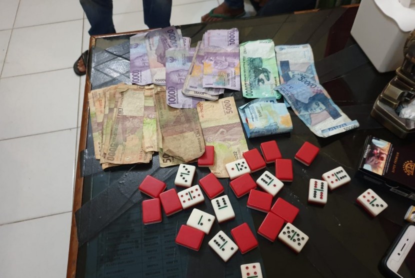 Kepolisian Resor Padang Pariaman baru saja mengamankan empat orang warga yang kedapatan dengan bermain judi dengan batu domino pada Jumat (10/5).