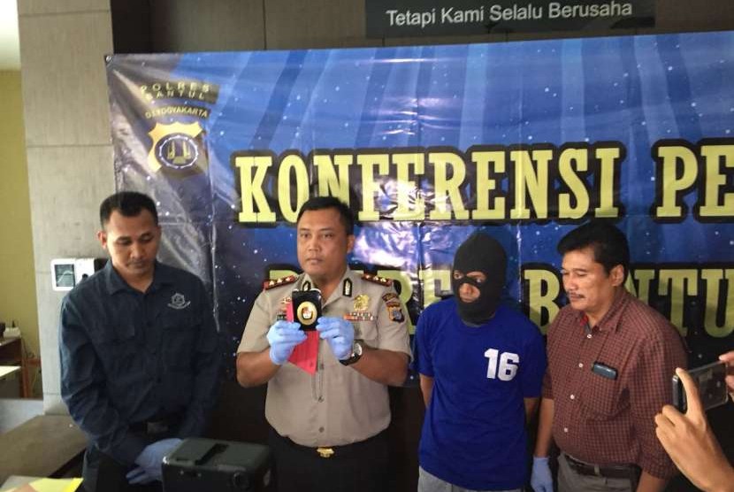 Kepolisian Resor (Polres) Bantul melakukan konferensi pers terkait penangkapan terduga anggota Komisi Pemberantasan Korupsi (KPK) gadungan di Polres Bantul pada Rabu (15/8). Oknum tersebut melakukan aksinya dengan bermodalkan lencana dan kartu identitas anggota KPK untuk meminta sejumlah uang tunai.