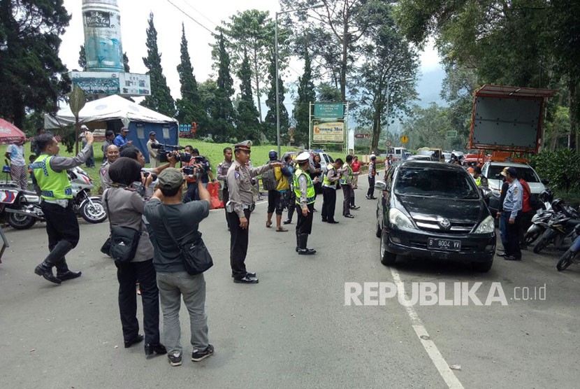 Kepolisian Resor (Polres) Bogor mulai membuka jalur Puncak dari Gunung Mas, Bogor, sampai Ciloto, Cianjur.