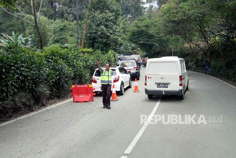 Kepolisian Resor (Polres) Bogor mulai membuka jalur Puncak dari Gunung Mas, Bogor, sampai Ciloto, Cianjur, Senin (19/2) pukul 12.00 WIB. Jalur ini sempat ditutup selama dua pekan pasca kejadian longsor di kawasan Gununt Mas, Riung Gunung dan Masjid Attawun pada Senin (5/2).