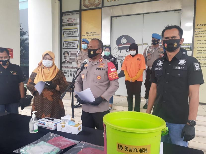 Kepolisian Resor (Polres) Kota Tangerang Selatan mengungkap kasus kekerasan yang dilakukan seorang perempuan berinisial LQ terhadap anak kandungnya di Mapolres Tangsel, Senin (23/11). 