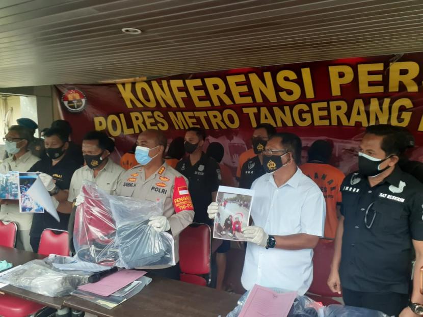 Kepolisian Resor (Polres) Metro Tangerang Kota mengamankan enam orang tersangka dalam kasus demonstrasi tolak Undang-Undang Cipta Kerja yang berakhir anarkis di Jalan Daan Mogot, Tangerang yang terjadi pada Kamis (8/10) lalu. 