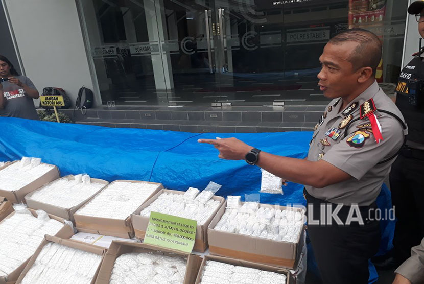 Kepolisian Resort Kota Besar Surabaya merilis hasil tangkapan berupa enam orang tersangka dan 48 dos yang berisi 4.800.800 butir pil LL atau biasa disebut pil koplo di Mapolrestabes Surabaya, Senin (23/4).