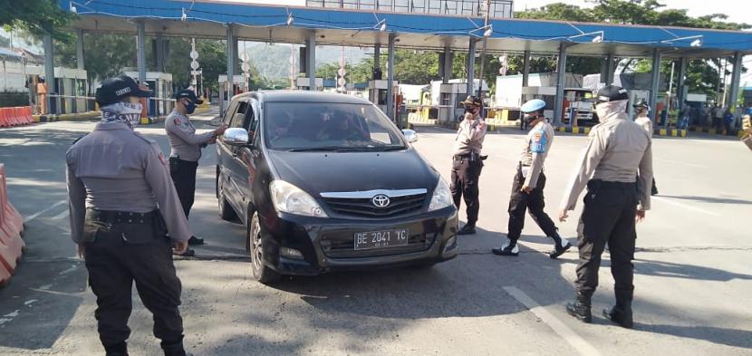 Kepolisian Resort (Polres) Cilegon memperketat penjagaan di Check Point Pelabuhan Penyeberangan Merak, Cilegon, Banten, Sabtu (25/4).