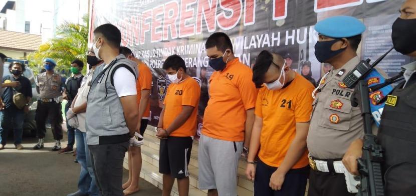 Kepolisian Resort Tangerang Selatan (Tangsel) menangkap lima tersangka polisi gadungan. Kelimanya ditangkap saat tengah melakukan pemerasan terhadap korban di kawasan Bintaro, Pondok Aren, Tangsel.