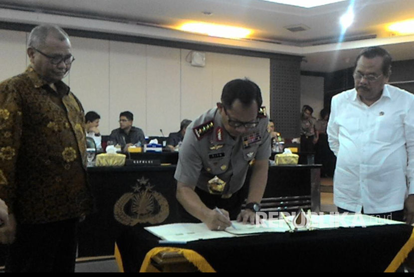 Kepolisian RI, KPK dan Kejaksaan Agung RI melakukan MoU lanjutan dalam penanganan korupsi di Rupatama, Mabes Polri, Jakarta Selatan, Rabu (29/3).