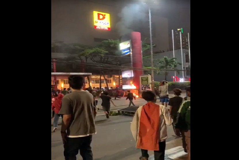 Kepolisian Sektor Metro (Polsektro) Tanah Abang memastikan Mal Thamrin City yang berlokasi di Jalan KH Mas Mansyur, Jakarta Pusat tidak dibakar dan dijarah oleh massa aksi pada Selasa (13/10). 