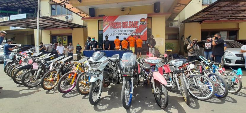Kepolisian Sektor Serpong amankan 14 unit sepeda motor modifikasi yang didesain khusus kegiatan balap liar, Kamis (21/5).