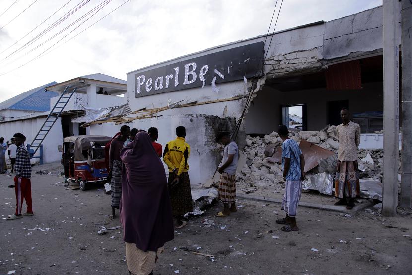 Kepolisian Somalia mengatakan sembilan orang tewas dalam serangan yang diklaim kelompok teroris al Shabaab di sebuah restoran mewah di Ibukota Mogadishu. 