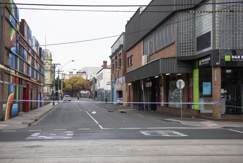 Kepolisian Victoria di lokasi penembakan di luar kelab malam Love Machine di Melbourne, Australia, Ahad (14/4). Empat orang terkena tembakan, seorang diantaranya tewas.