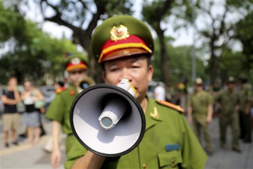 Dua petugas polisi di selatan Vietnam ditangkap karena lalai atas kebakaran tempat karaoke yang menewaskan 32 orang pada awal September lalu. 