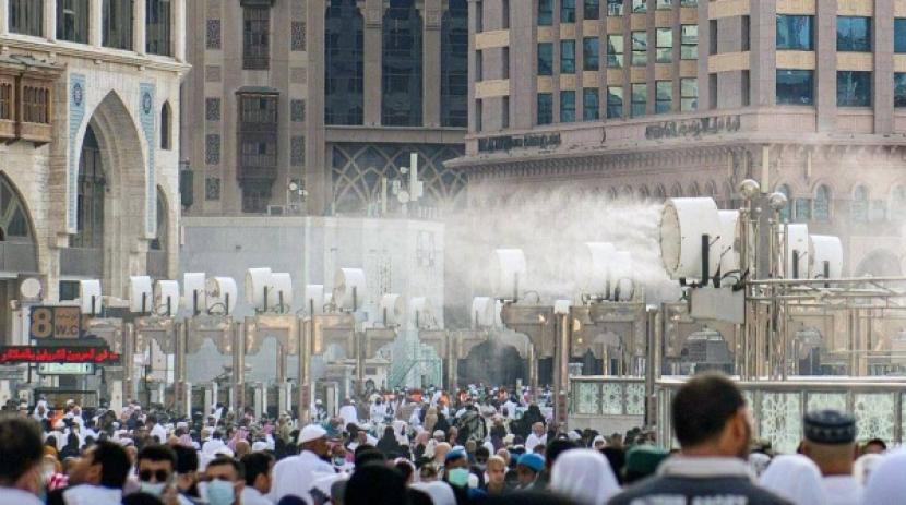 Kepresidenan Umum Urusan Dua Masjid Suci telah menyediakan 250 kipas kabut untuk mendinginkan udara di Masjidil Haram dan halamannya, Rabu (6/7/2022). Kepresidenan Dua Masjid Suci Sediakan 250 Kipas Kabut di Masjidil Haram
