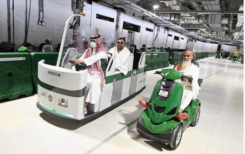 Kepresidenan Umum Urusan Dua Masjidil Haram menyediakan kendaraan listrik untuk mengangkut jamaah umroh dari kalangan orang tua dan penyandang disabilitas saat melakukan tawaf di Masjidil Haram. 