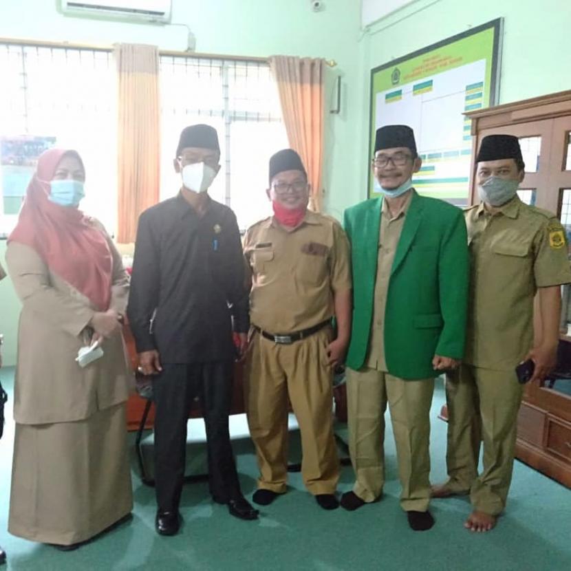 Kepsek MTSN 1 Bogor Eti Munyati  (kiri)  bersama Kepala Kemenag Kab.Bogor Abas Resmana saat penyerahan sumbangan untuk Penduli Bencana dari MTSN 1 Bogor.