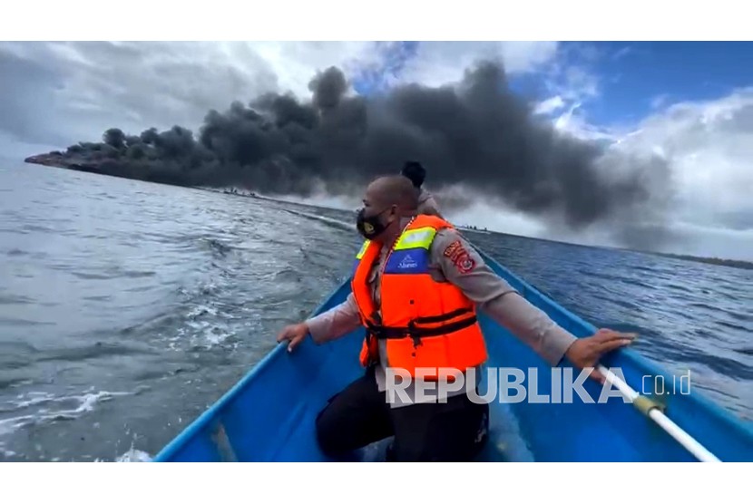 Kepulan asap dari kapal penumpang KM Bukit Sumber Poleang yang terbakarnya di Perairan Dusun Tanjung di Desa Mapila, Kecamatan Kabaena Utara, Kabupaten Bombana, Sulawesi Tenggara, Senin (16/8/2021). (Ilustrasi)