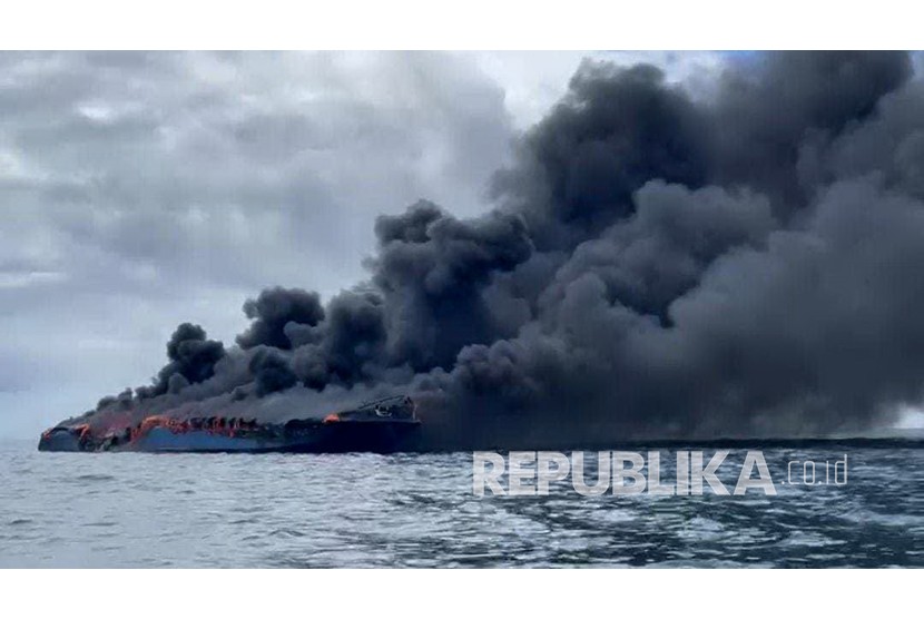 Kepulan asap dari kapal penumpang KM Bukit Sumber Poleang yang terbakarnya di Perairan Dusun Tanjung di Desa Mapila, Kecamatan Kabaena Utara, Kabupaten Bombana, Sulawesi Tenggara, Senin (16/8/2021).(Ilustrasi)