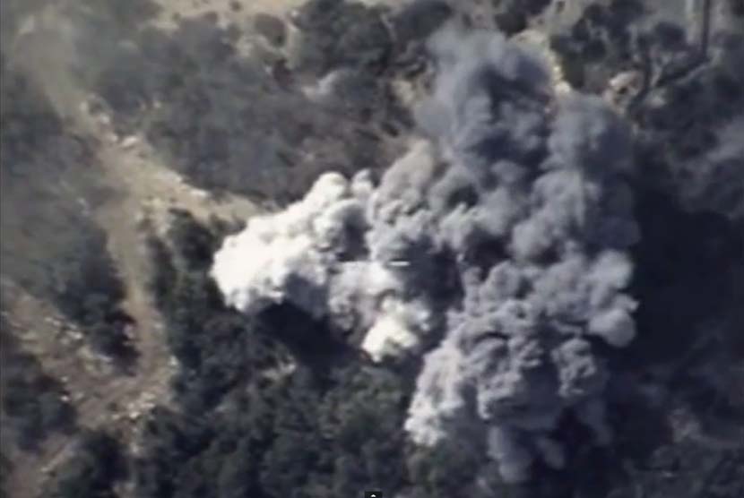 Kepulan asap dari serangan udara Rusia di wilayah Salma, Provinsi Latakia, Suriah, 13 Oktober 2015.