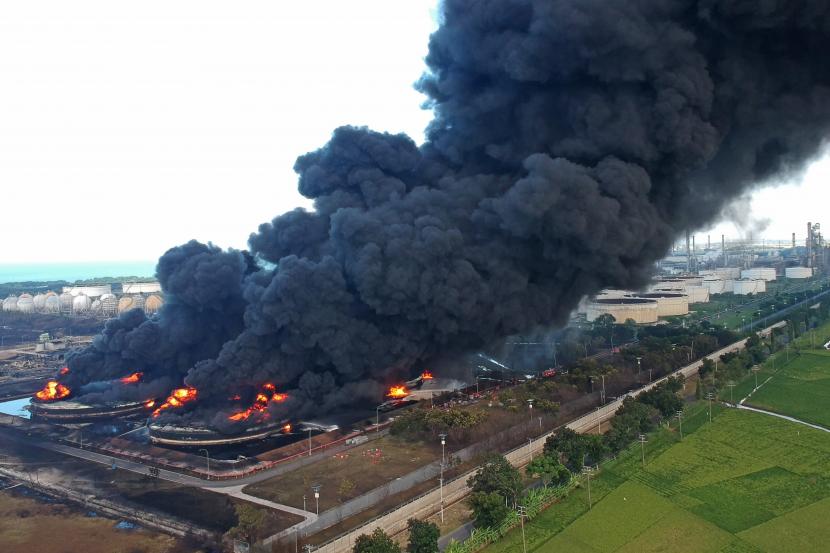 Kepulan asap hitam dari kebakaran tangki minyak milik Pertamina RU VI Balongan, Indramayu, Jawa Barat, Senin (29/3).