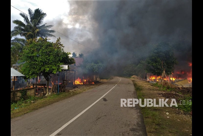 Kepulan asap hitam dari puluhan rumah yang dibakar di Desa Gunung Jaya usai terjadi keributan antar pemuda di perbatasan antara Desa Gunung Jaya dan Desa Sampuabalo, Buton, Sulawesi Tenggara, Rabu (5/6/2019).