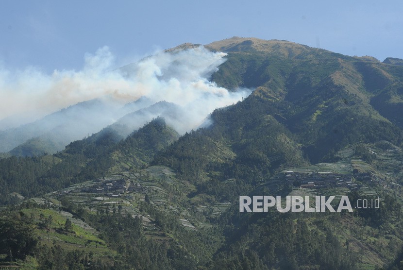 Kepulan asap kebakaran hutan Gunung Merbabu terlihat dari Selo, Boyolali, Jawa Tengah.