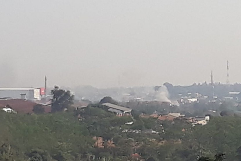 Kepulan asap masih mengepul dari sumber ledakan di bagian belakang kompleks Markas Sat Brimob Polda Jawa Tengah, di Jalan Jenderal Polisi Anton Sujarwo nomor 218, Banyumanik, Semarang, Sabtu (14/9). Sumber asap ini diduga dari gudang amunisi yang meledak. 