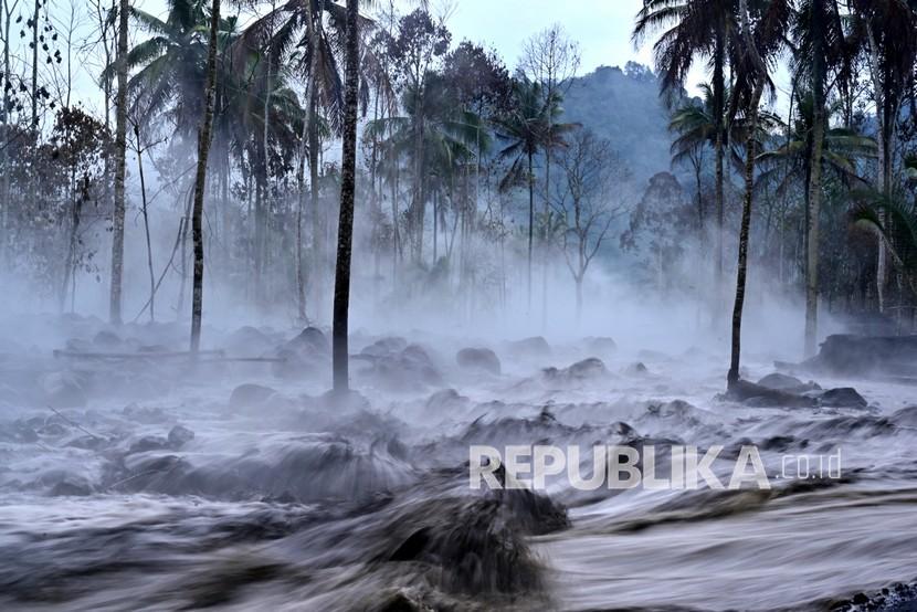 Kepulan asap menyelimuti area yang terendam banjir lahar hujan Gunung Semeru di Kamar Kajang, Candipuro, Lumajang, Jawa Timur, Kamis (16/12/2021). Erupsi Gunung Semeru pada Kamis (16/12/2021) pukul 09.01 WIB yang disusul hujan deras di daerah itu mengakibatkan banjir lahar hujan menerjang beberapa tempat di wilayah hilir. 