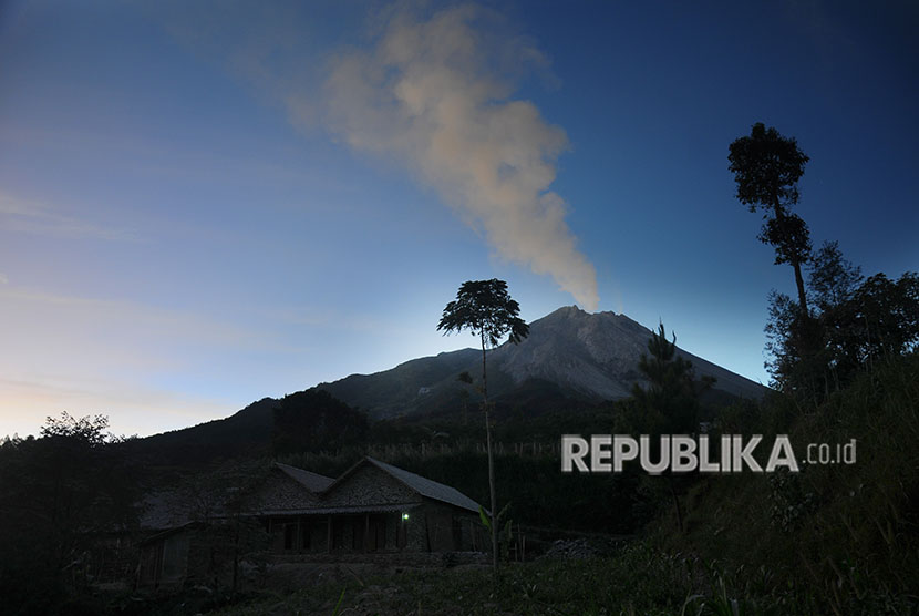 Kepulan asap putih atau sulfatara terlihat dari puncak Gunung Merapi di Tlogolele, Selo, Boyolali, Jawa Tengah, Sabtu (2/6).