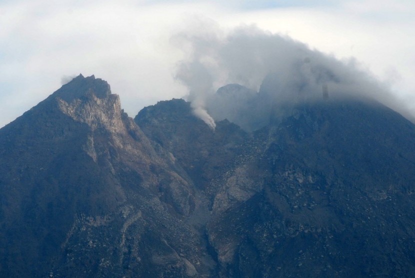 Kepulan asap putih keluar dari puncak Gunung Merapi terlihat dari Balerante, Kemalang, Klaten, Jawa Tengah (ilustrasi)