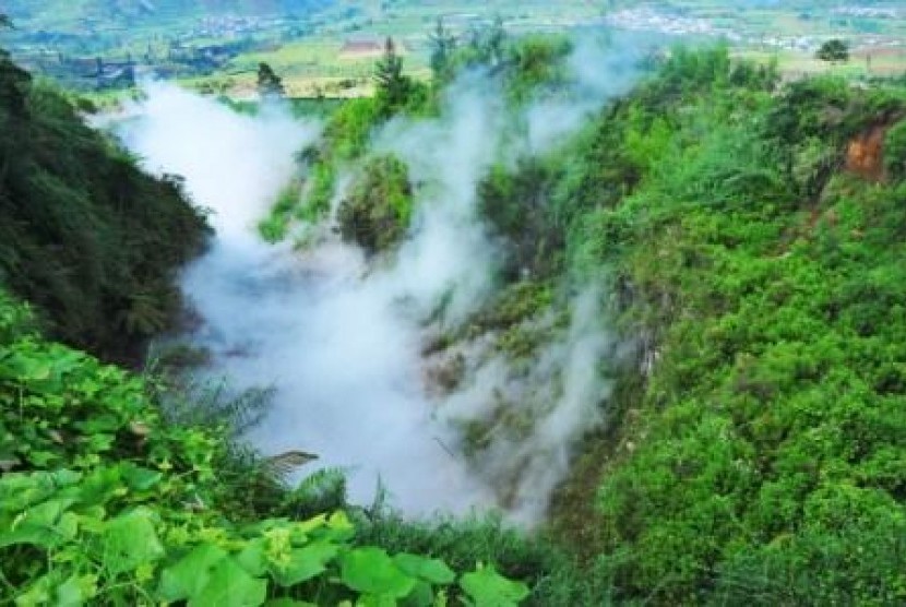 Kepulan asap putih yang mengandung gas karbondioksida (CO2) terlihat di permukaan kawah Timbang dataran tinggi Dieng, Batur, Banjarnegara, Jateng.