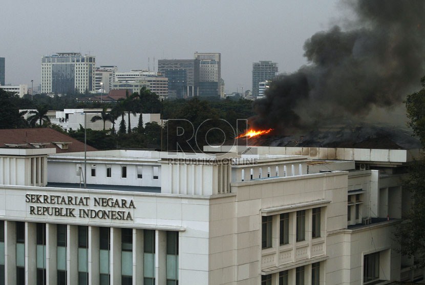  Kepulan asap tebal yang melanda Gedung Sekretariat Negara di Komplek Istana Negara, Jakarta, Kamis (21/3) sore.  (Republika/Adhi Wicaksono) 