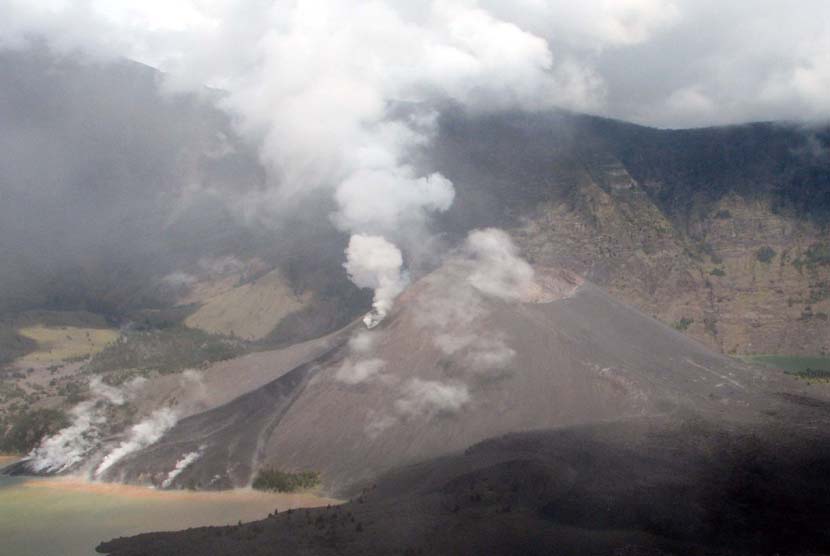 Kepulan asap terlihat keluar dari Gunung Barujari, Lombok Utara, Nusa Tenggara Barat. (ilustrasi) 