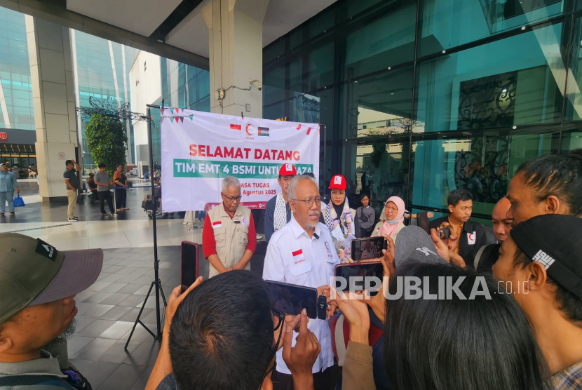 Kepulangan Tim EMT 4 BSMI di Bandara Internasional Soekarno-Hatta, Jakarta, Ahad (24/8/2025). Tim yang terdiri dari tiga orang dokter spesialis tersebut telah menunaikan tugas kemanusiaan di Jalur Gaza selama tiga pekan.