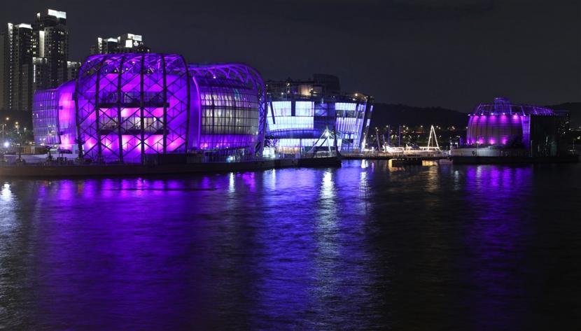 Kepulauan Sevit, pulau buatan di Sungai Han di Seoul, Korea Selatan, berhiaskan lampu warna ungu pada malam 12 Juni 2023, sebagai bagian dari festival dua pekan untuk merayakan ulang tahun kesepuluh debut grup K-Pop sensasional BTS yang jatuh pada 13 Juni. 