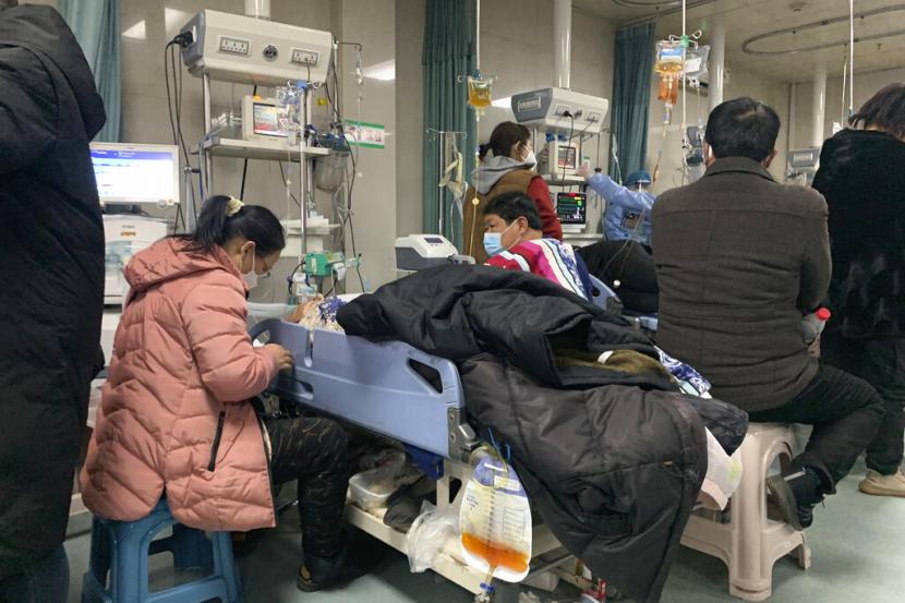 Kerabat berkumpul di dekat tempat tidur pasien yang sakit di unit gawat darurat Rumah Sakit Rakyat No. 4 Langfang di kota Bazhou di provinsi Hebei, China utara pada Kamis, 22 Desember 2022.