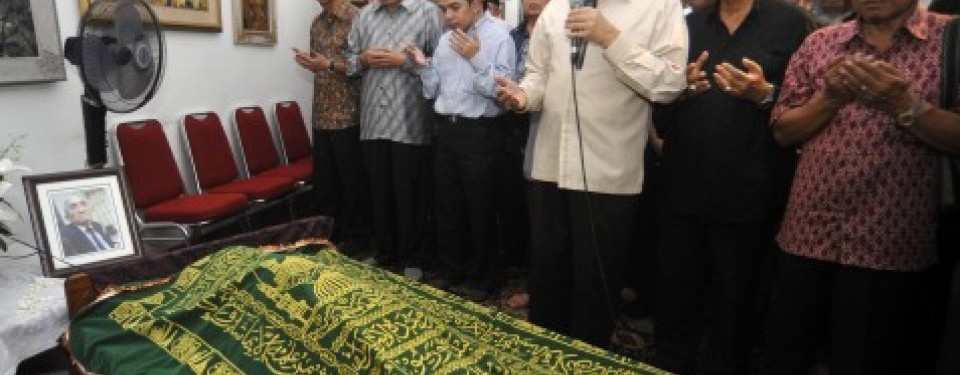 Kerabat dan keluarga berdoa disamping jenazah Rosihan Anwar di rumah duka jalan Surabaya, Jakarta, Kamis (14/4).
