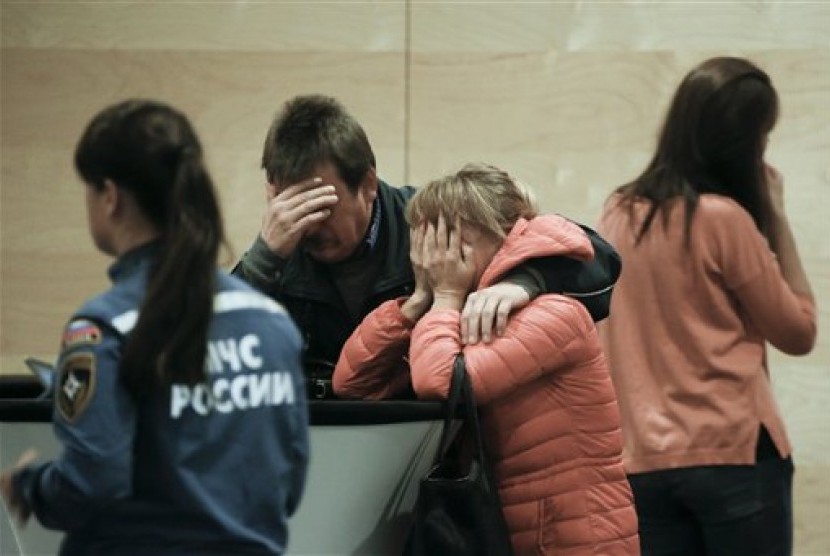 Kerabat dan keluarga korban pesawat Rusia yang jatuh di Semenanjung Sinai, Mesir berduka di sebuah hotel dekat Bandara Pulkovo, St Petersburg, Rusia, Sabtu, 31 Oktober 2015. 