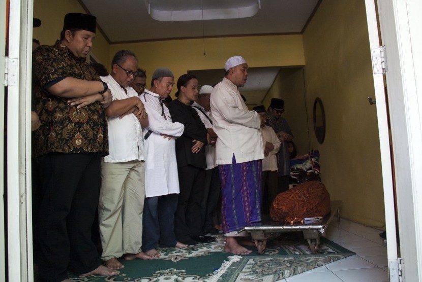 Kerabat dan keluarga melaksanakan salat jenazah untuk musisi senior Dian Pramana Poetra atau Dian PP di kediamannya di Jalan Tebet Barat VI, Jakarta, Jumat (28/12/2018). 