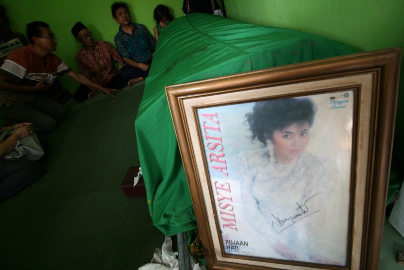Kerabat dan keluarga menunggu persiapan upacara pemakaman jenazah aktris senior Meisye Arsita di rumah duka desa Maron, Kabupaten Kediri, Jawa Timur (5/11). 