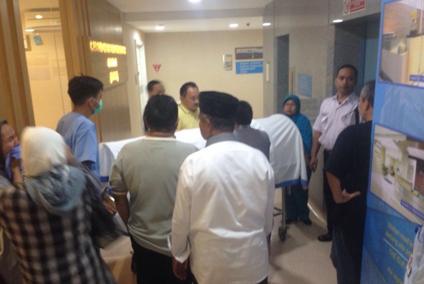 Kerabat dan sahabat dekat melayat almarhum Profesor Tutty Alawiyah di Rumah Sakit Metropolitan Medical Center, Kuningan, Jakarta, Rabu (4/5). 
