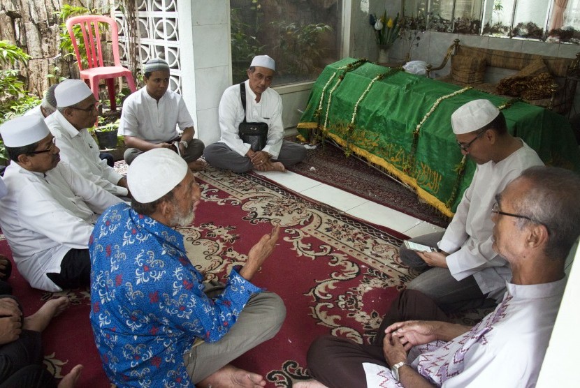 Kerabat, keluarga berdoa disamping jenazah Sutradara senior Ali Shahab di Kediamannya Jalan Kembang V, Kwitang, Jakarta, Rabu (26/12/2018). Ali Shahab meninggal dunia di usia 77 tahun dalam perjalanan ke rumah sakit karena tiba-tiba sesak napas.
