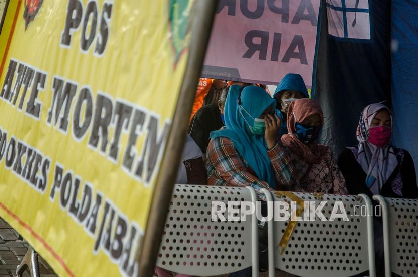 Kerabat korban tanah longsor menunggu pendataan di Posko Ante Mortem, Cimanggung, Kabupaten Sumedang, Jawa Barat, Senin (11/1/2021). Bencana tanah longsor yang terjadi pada Sabtu (9/1) lalu menyebabkan sebanyak 13 korban meninggal dunia, 26 korban belum diketemukan dan 26 korban luka.