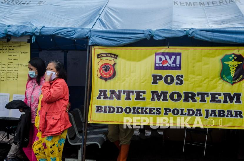 Kerabat korban tanah longsor menunggu pendataan di Posko Ante Mortem, Cimanggung, Kabupaten Sumedang, Jawa Barat, Senin (11/1/2021). Bencana tanah longsor yang terjadi pada Sabtu (9/1) lalu menyebabkan sebanyak 13 korban meninggal dunia, 26 korban belum diketemukan dan 26 korban luka. 