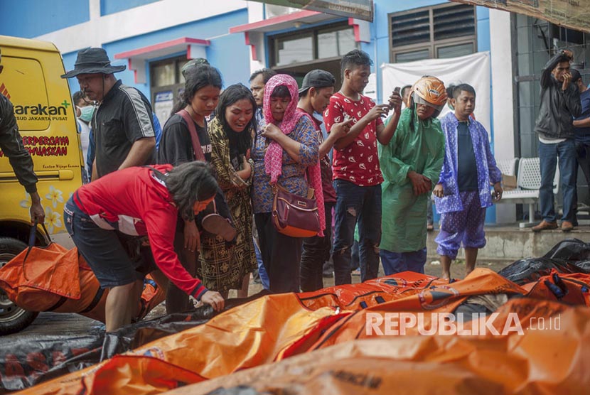 Kerabat korban terjangan tsunami menangis saat mencari kepastian nasib keluarganya di  Pandeglang, Banten, Ahad (23/12) 