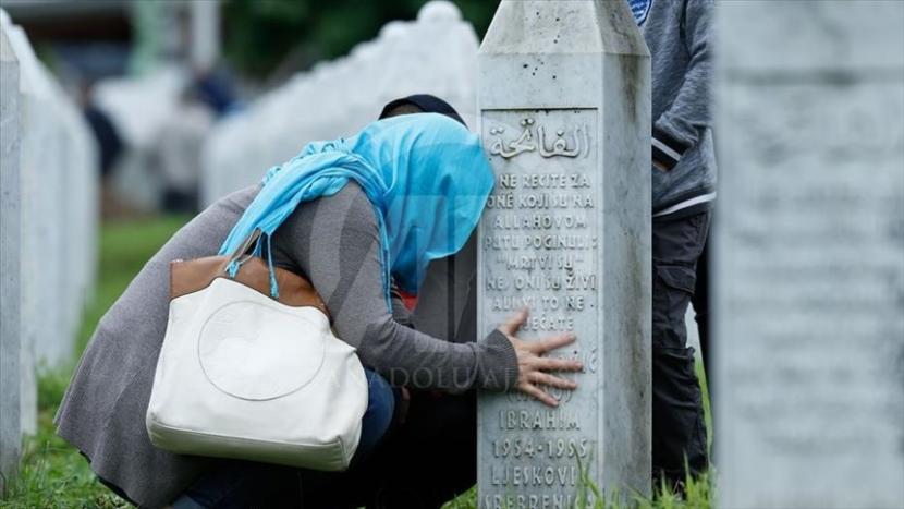 Kerabat korban tragedi Srebrenica menangis di Makam Monumen Potocari saat peringatan 24 tahun tragedi Srebrenica di Bosnia Herzegovina pada 10 Juli 2019. Lebih dari 8.000 pria dan anak laki-laki Muslim Bosnia terbunuh setelah pasukan Serbia Bosnia menyerang 