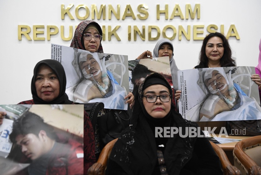 Kerabat mahasiswa Universitas Al Azhar, Faisal Amir mendatangi Komnas HAM untuk menyampaikan pengaduan di Jakarta, Jumat (27/9/2019). 