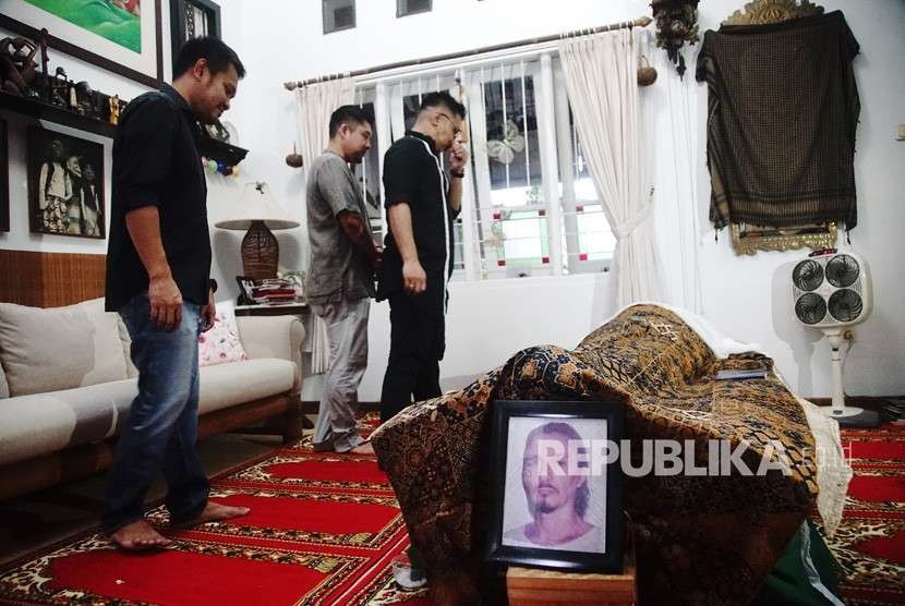 Kerabat melayat jenazah aktor senior Rudy Wowor di rumah duka di Perumahan Pesona Khayangan, Depok, Jawa Barat, Jumat (5/10). 
