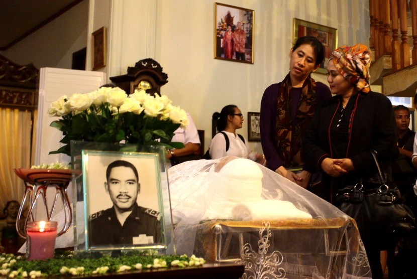 Kerabat melayat jenazah tokoh Golkar dan pendiri SOKSI Mayjen (Purn) Suhardiman di rumah duka, Jakarta, Senin (14/12). 