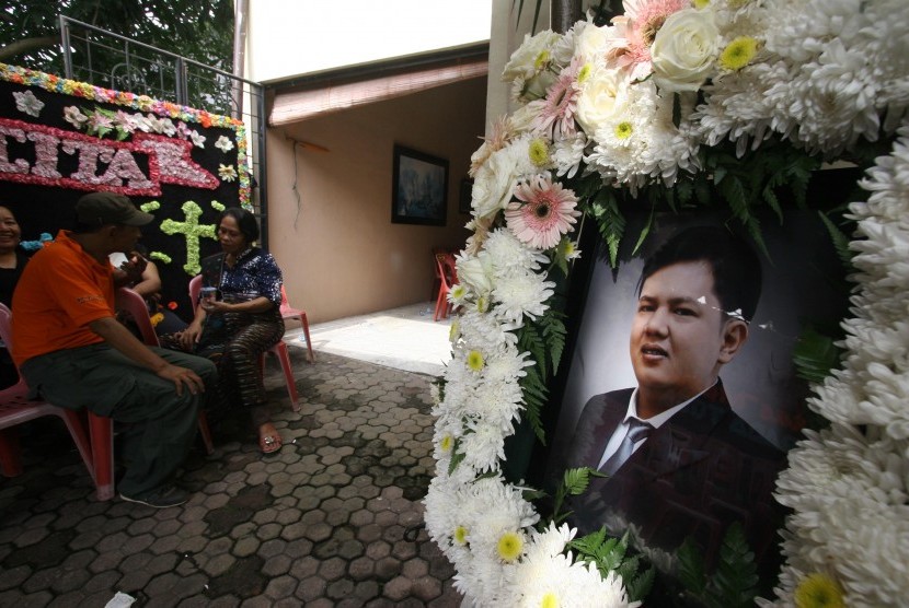 Kerabat melayat ke rumah duka almarhum Parado Toga Fransriaono Siahaan, korban pembunuhan saat bertugas menagih pajak di Jalan Air Bersih Medan, Sumatera Utara, Rabu (13/4).